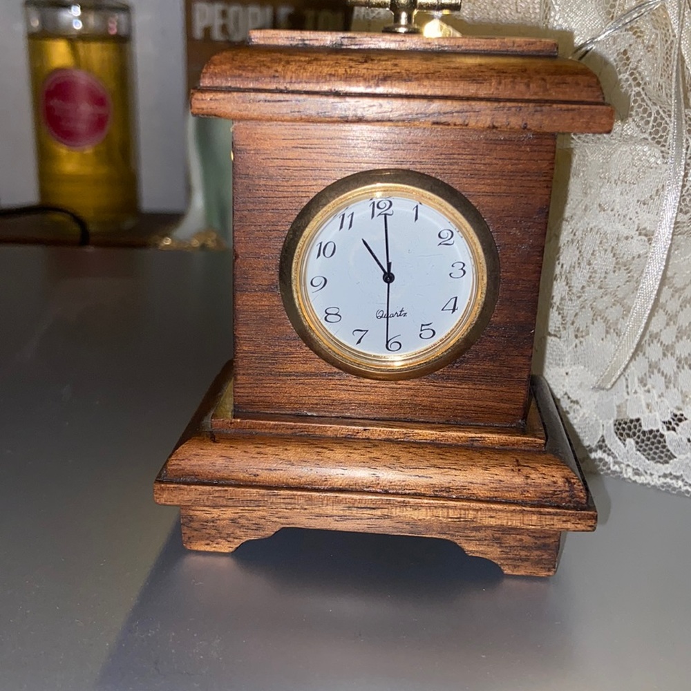 Tiny Quartz wooden clock